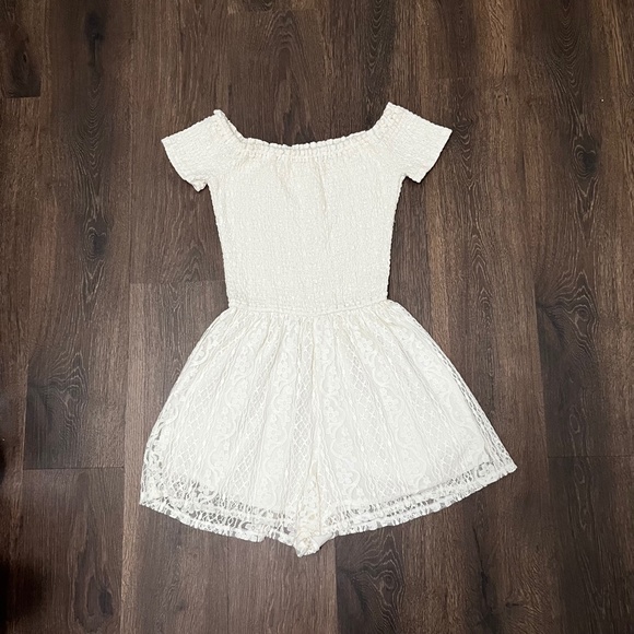 Hollister Off the Shoulder Lace Romper - Picture 4 of 11